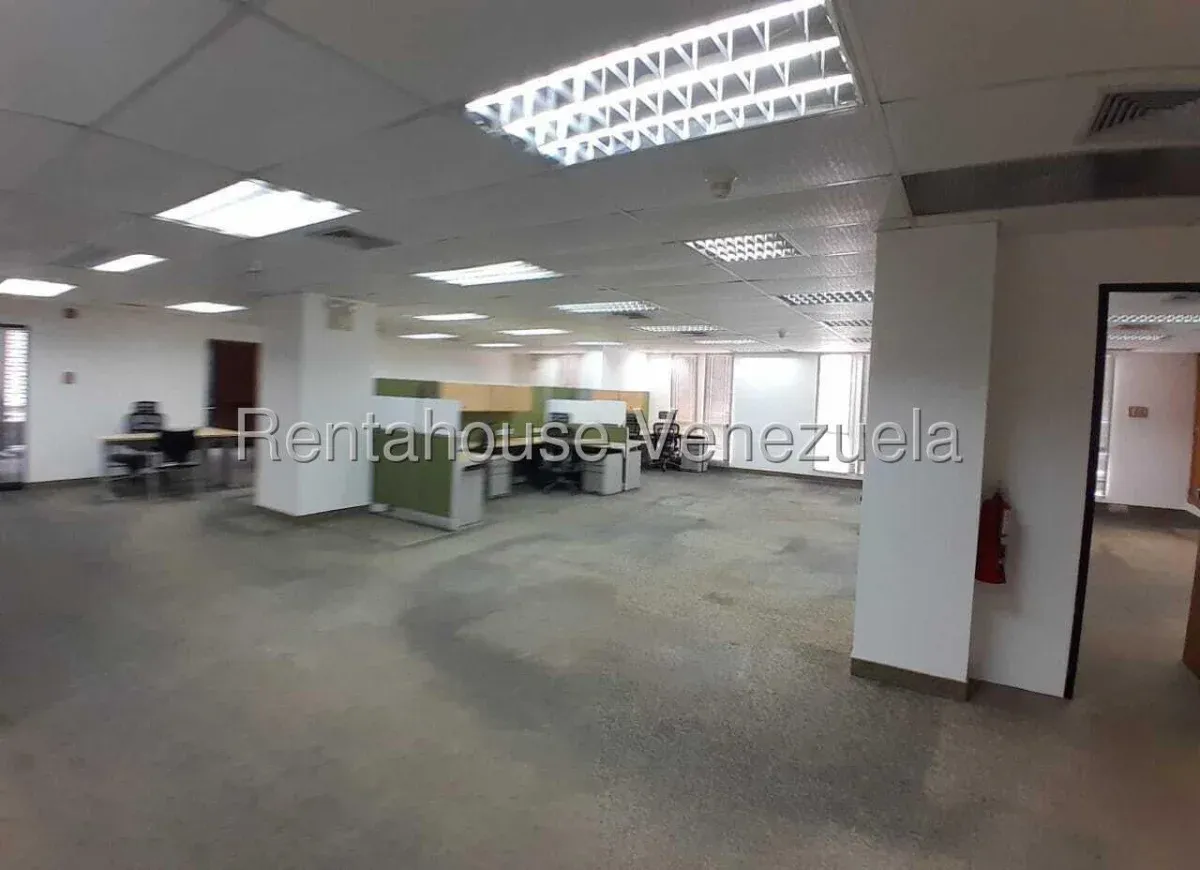 Amplia Oficina Amoblada En ALQUILER En 5 de Julio - 18