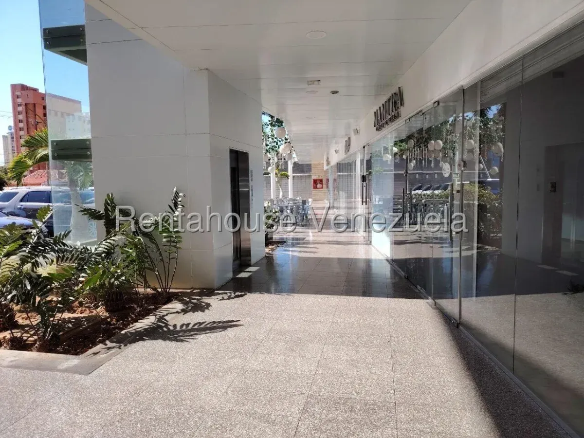 Amplio Local Comercial En Venta En La Lago - 3