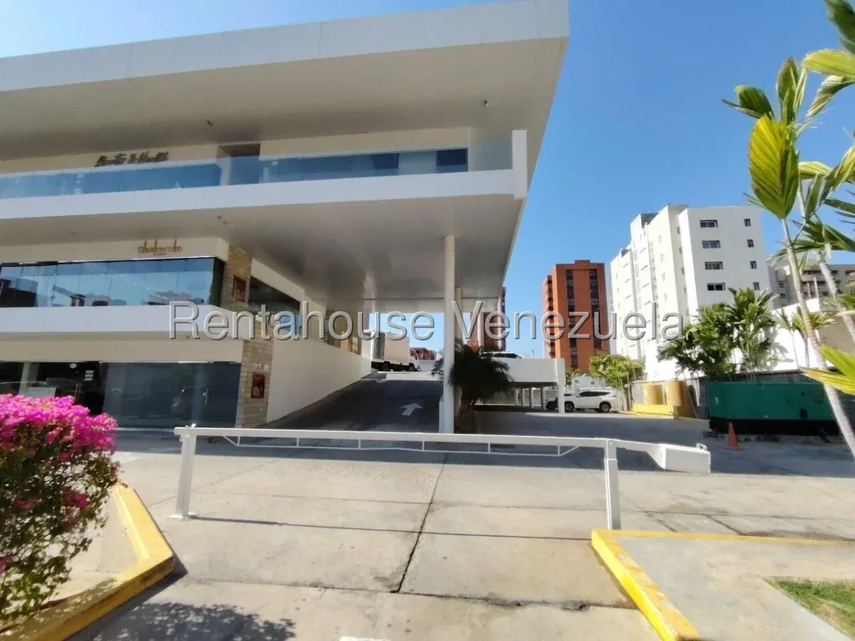 Amplio Local Comercial En Venta En La Lago - 17