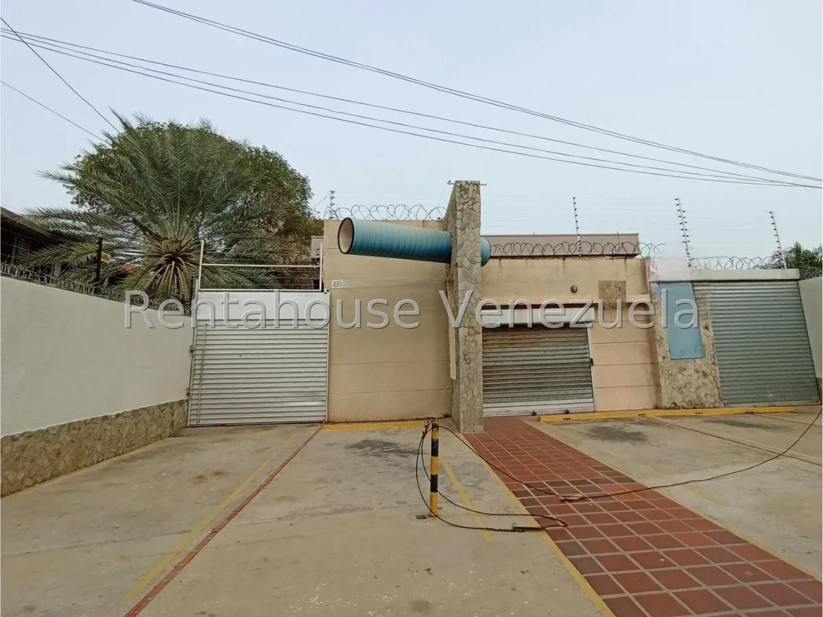 Casa Comercial con Galpón y Oficinas Equipadas en Tierra Negra