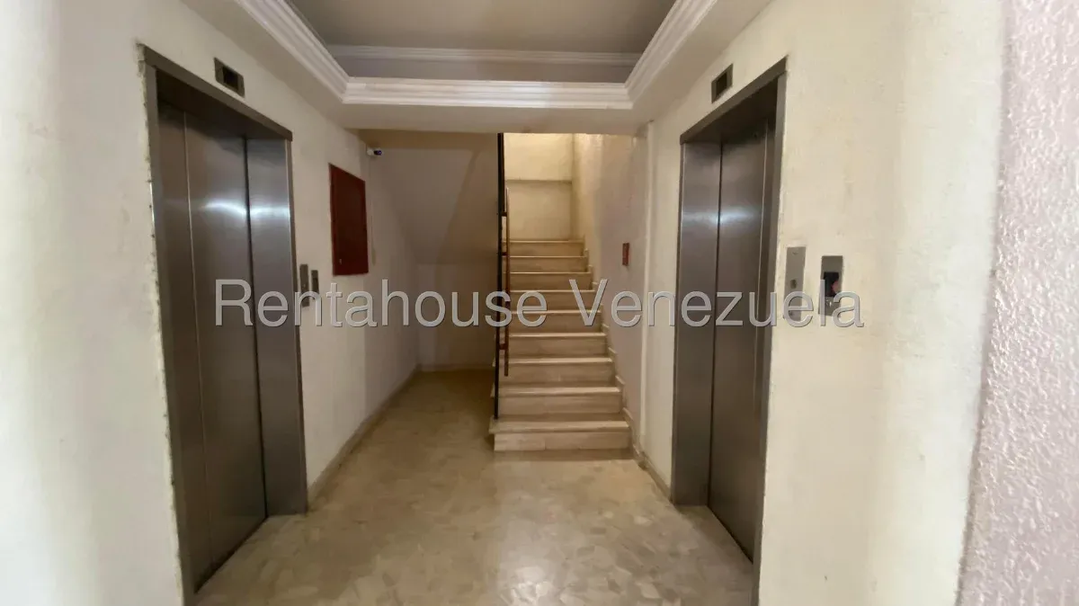 Cómodo Apartamento En Semi Gris En Venta, Sector La Lago   - 4