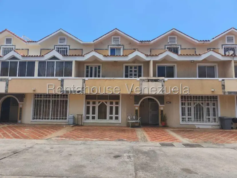 Amplio townhouse en villa de Milagro Norte con vista al lago