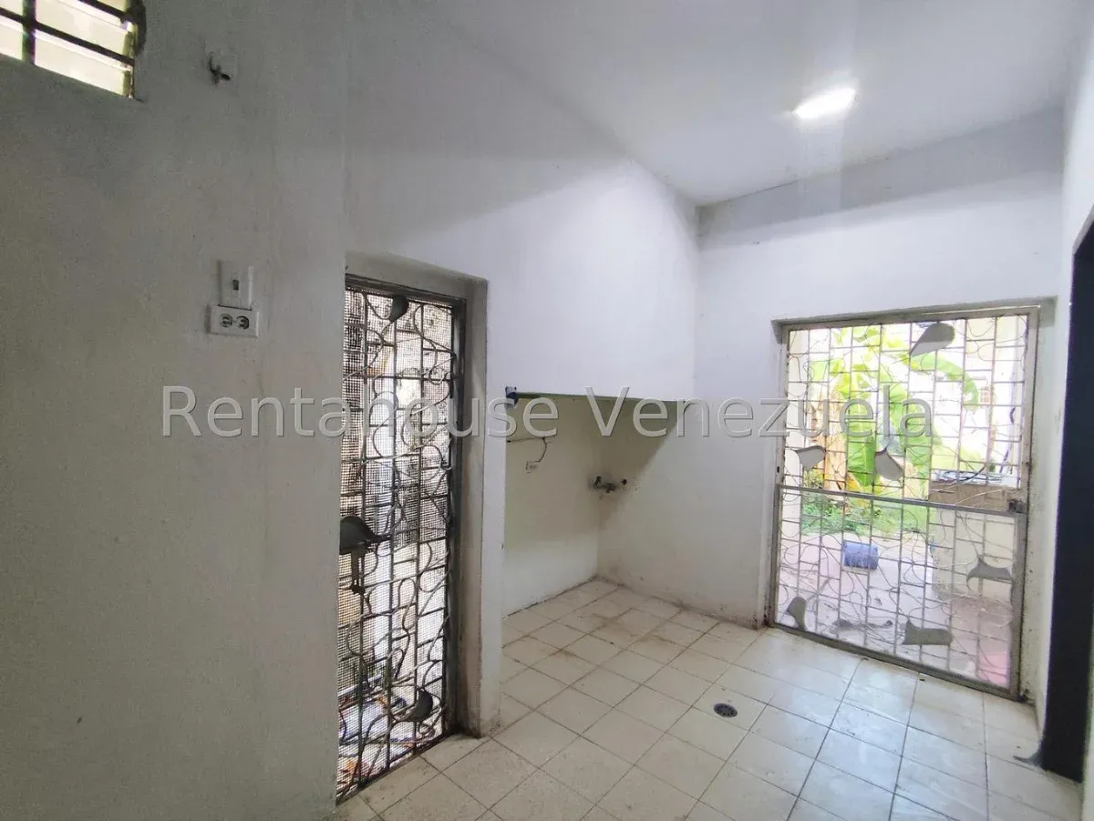 Amplia Casa Comercial En VENTA En Av. Bella Vista  - 16