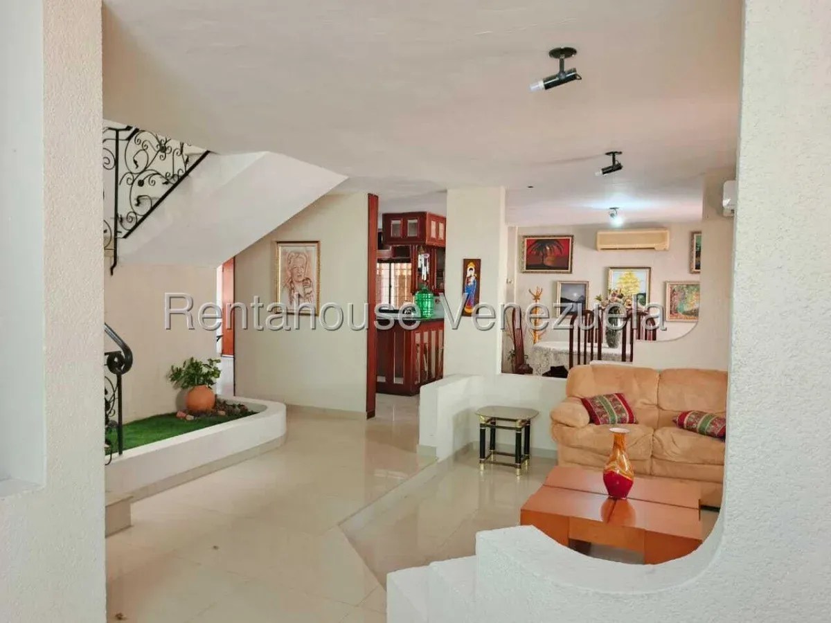 Hermosa Casa De 2 Plantas En VENTA En Monte Bello  - 7