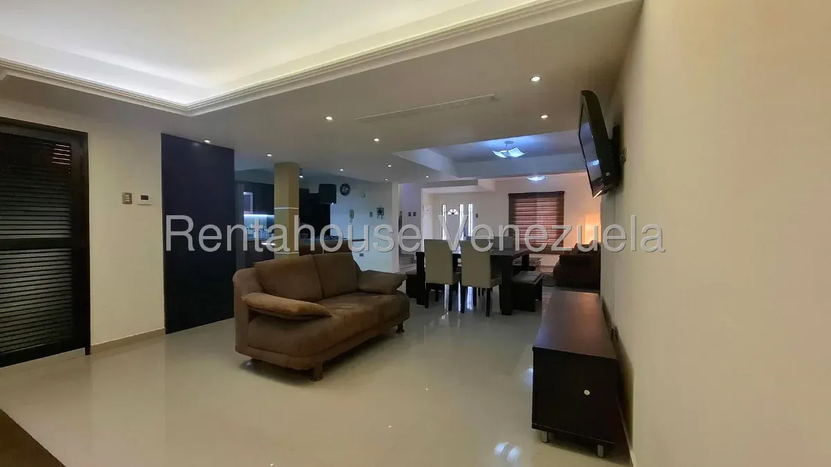 Hermoso Townhouse Actualizado y Amoblado En ALQUILER En Lago Mar Beach - 3