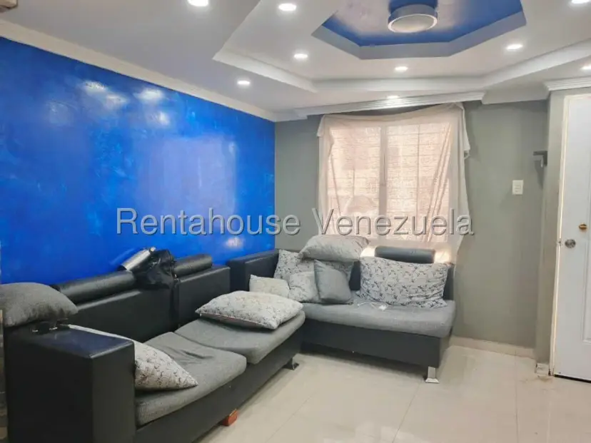 Bello Townhouse De 2 Plantas En VENTA En Camino De La Lagunita