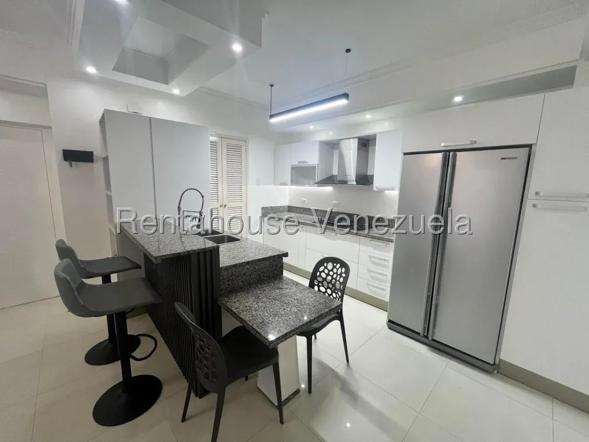 Espectacular Apartamento Totalmente Actualizado En ALQUILER En El Sector La Lago