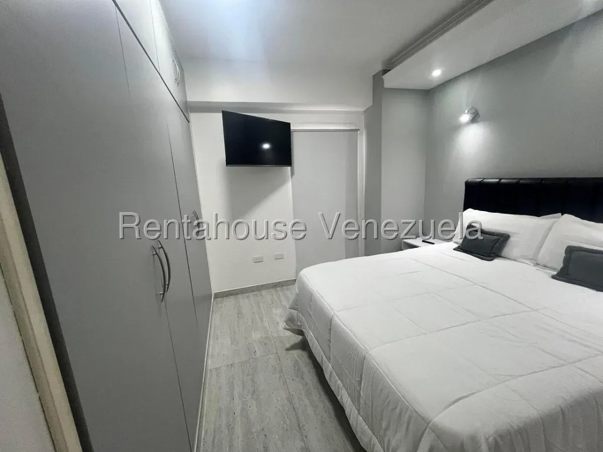 Espectacular Apartamento Totalmente Actualizado En ALQUILER En El Sector La Lago - 4