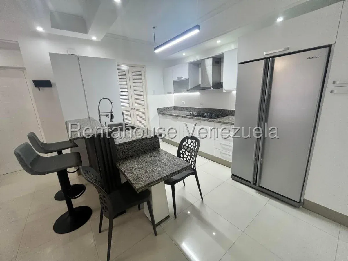 Espectacular Apartamento Totalmente Actualizado En ALQUILER En El Sector La Lago - 12