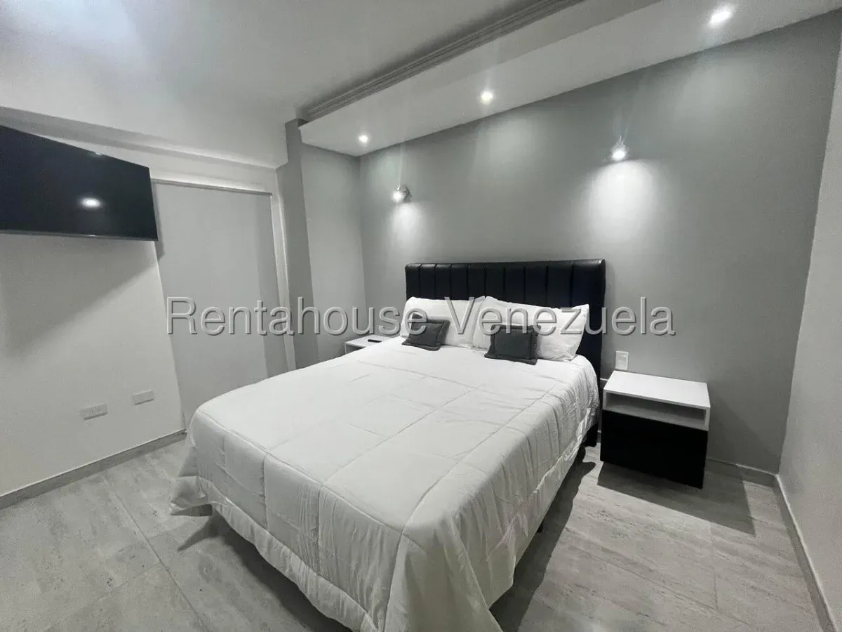 Espectacular Apartamento Totalmente Actualizado En ALQUILER En El Sector La Lago - 13
