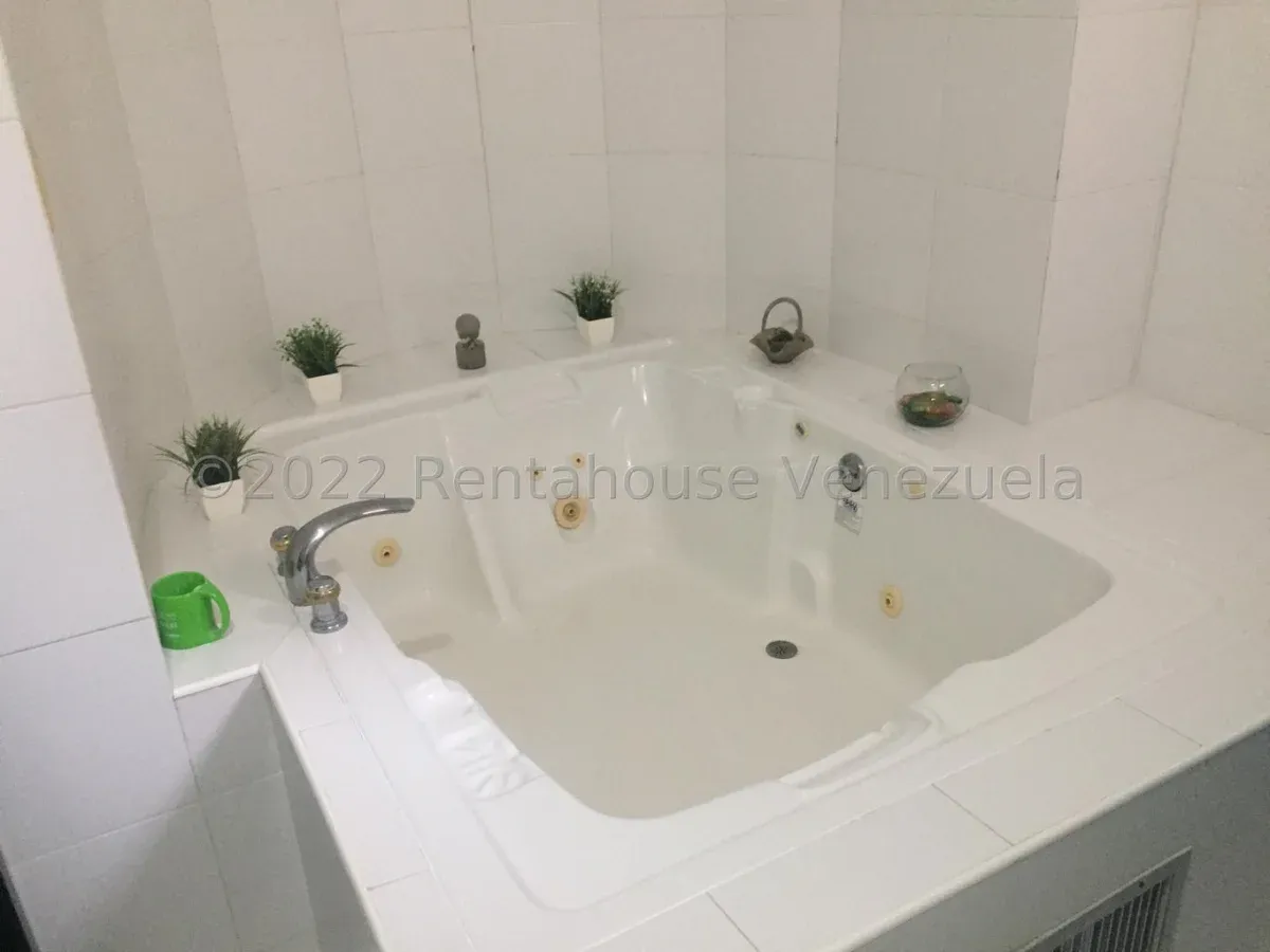 Hermoso Apartamento Con Piscina En VENTA En La Lago  - 14