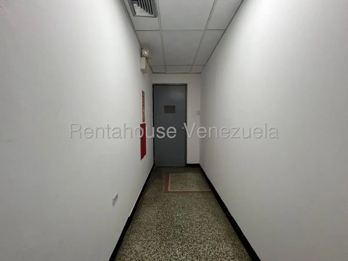 Amplia Casa Comercial Recién Remodelada En ALQUILER En El Sector Paraíso - 9