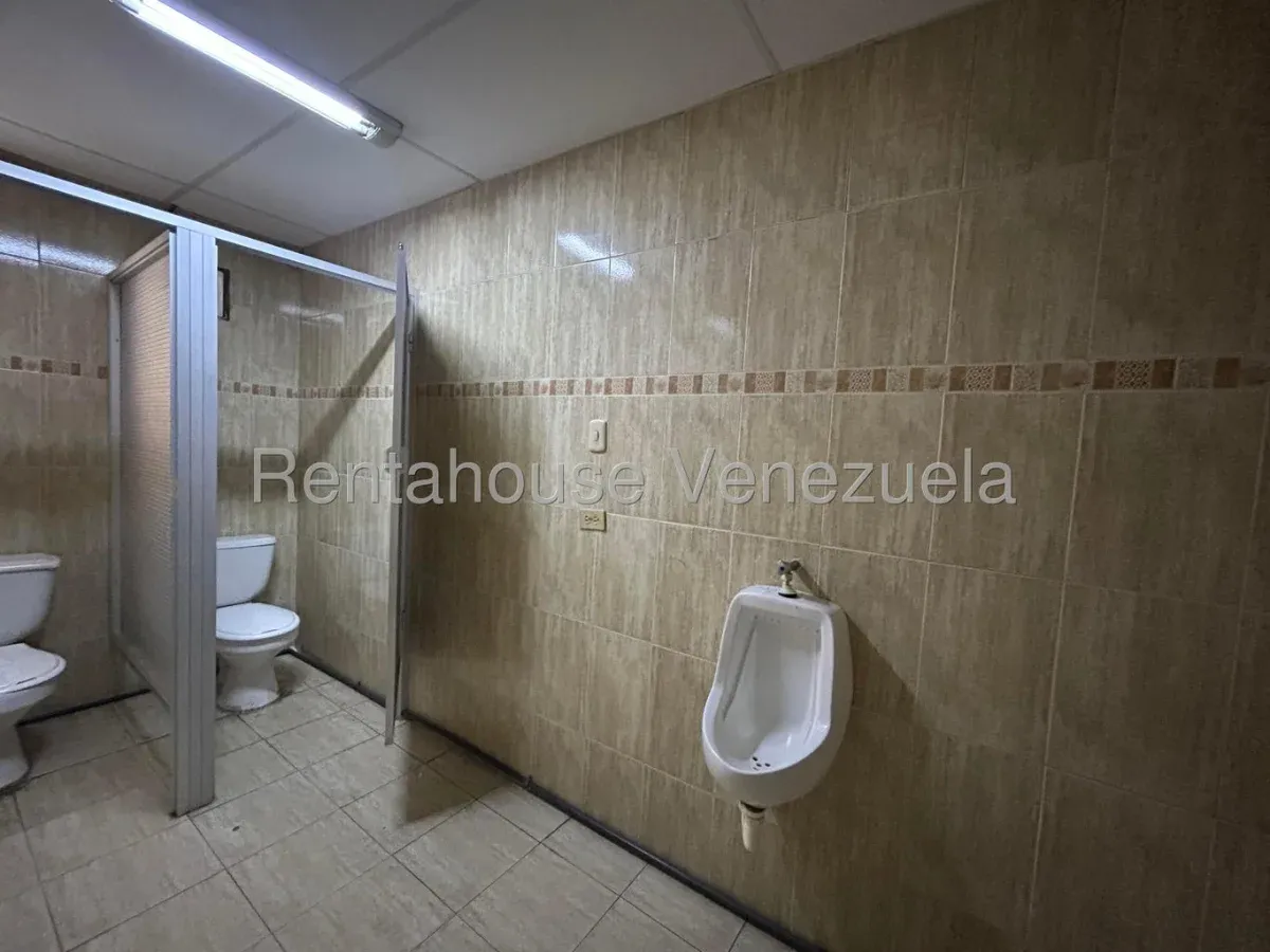 Amplia Casa Comercial Recién Remodelada En ALQUILER En El Sector Paraíso - 13