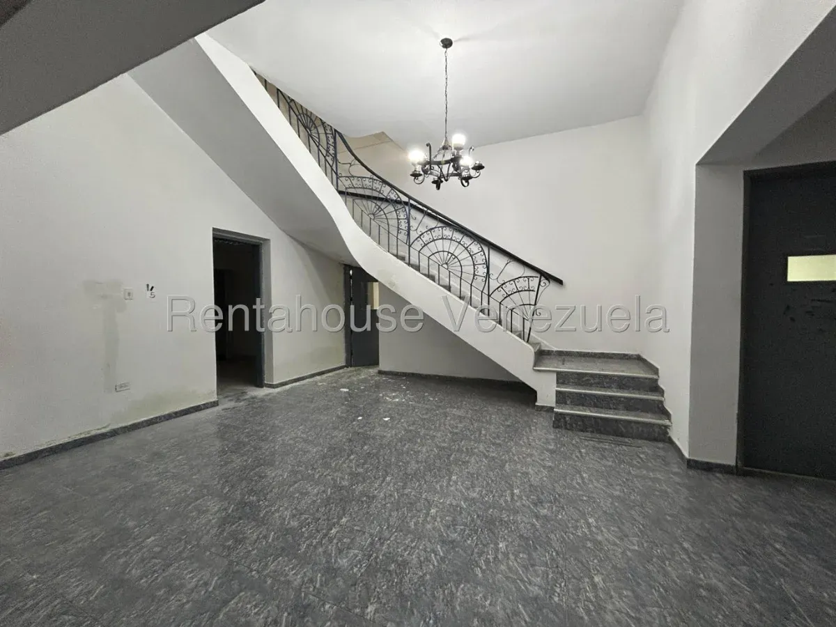 Amplia Casa Comercial Recién Remodelada En ALQUILER En El Sector Paraíso - 15