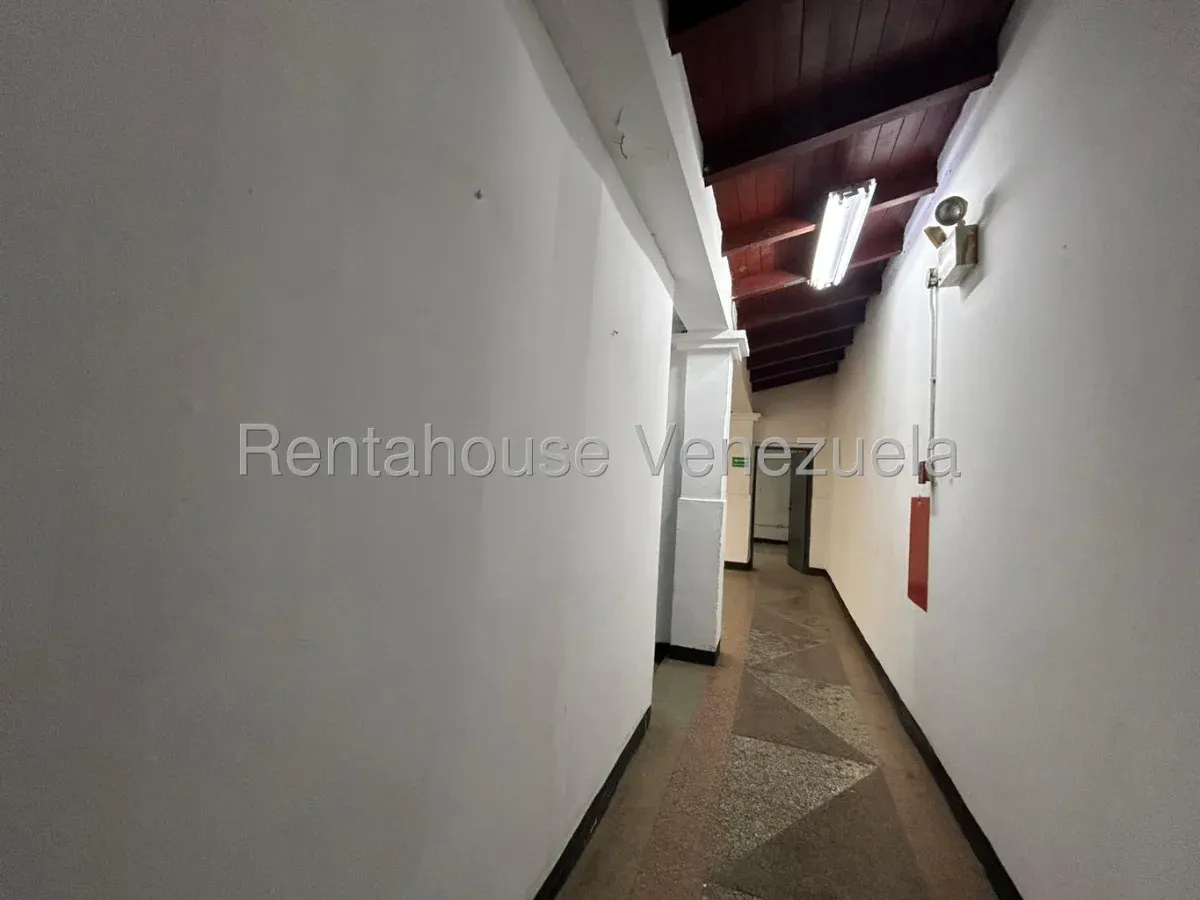 Amplia Casa Comercial Recién Remodelada En ALQUILER En El Sector Paraíso - 18