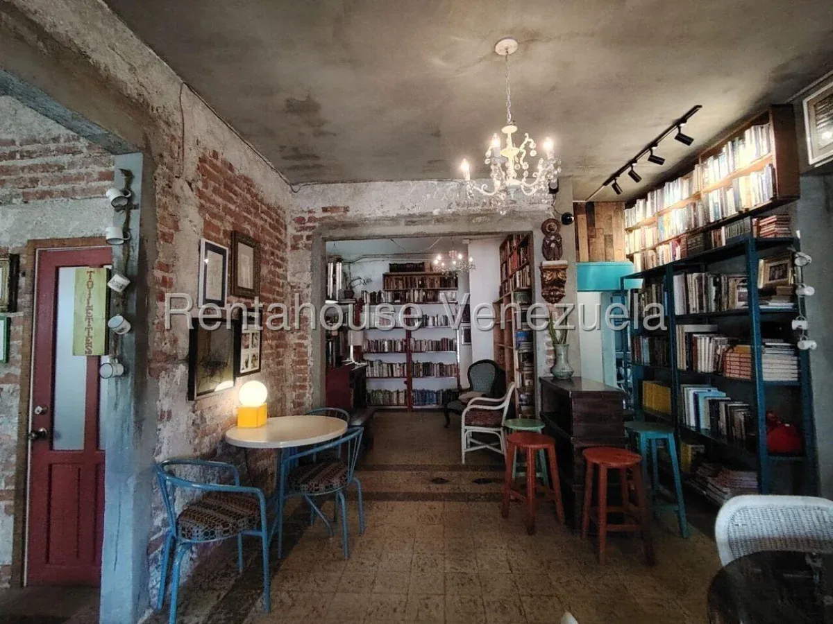 Casa De 2 Plantas Con Estilo Rústico En Venta En Las Mercedes 