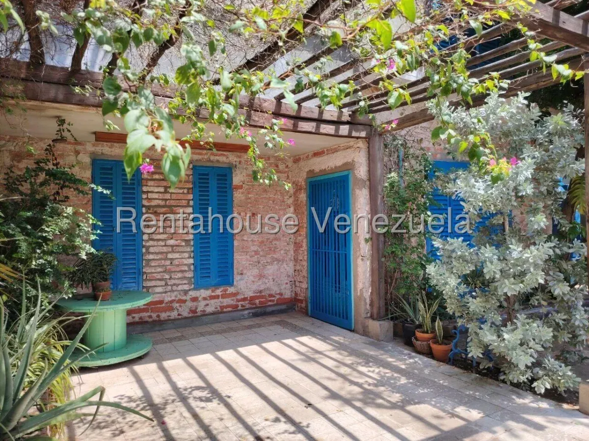 Casa De 2 Plantas Con Estilo Rústico En Venta En Las Mercedes  - 2