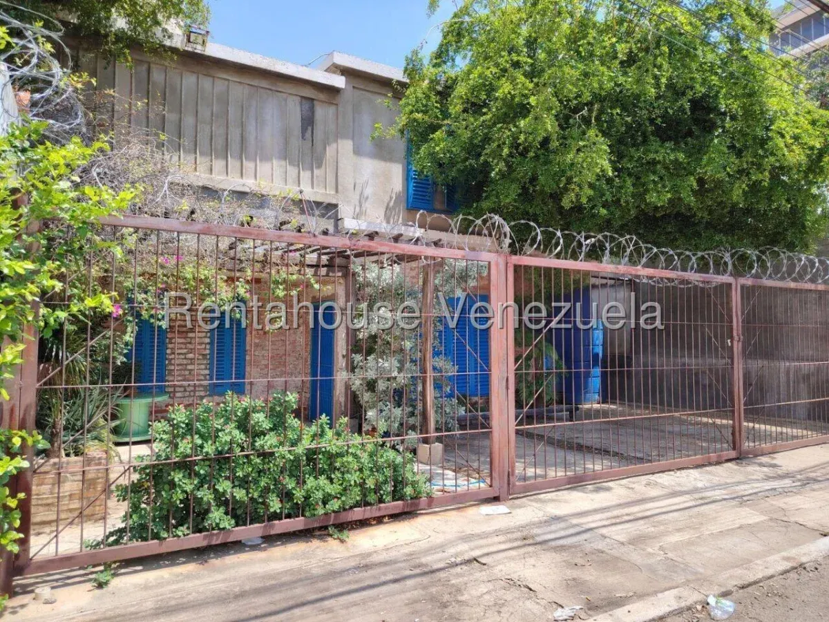 Casa De 2 Plantas Con Estilo Rústico En Venta En Las Mercedes  - 4