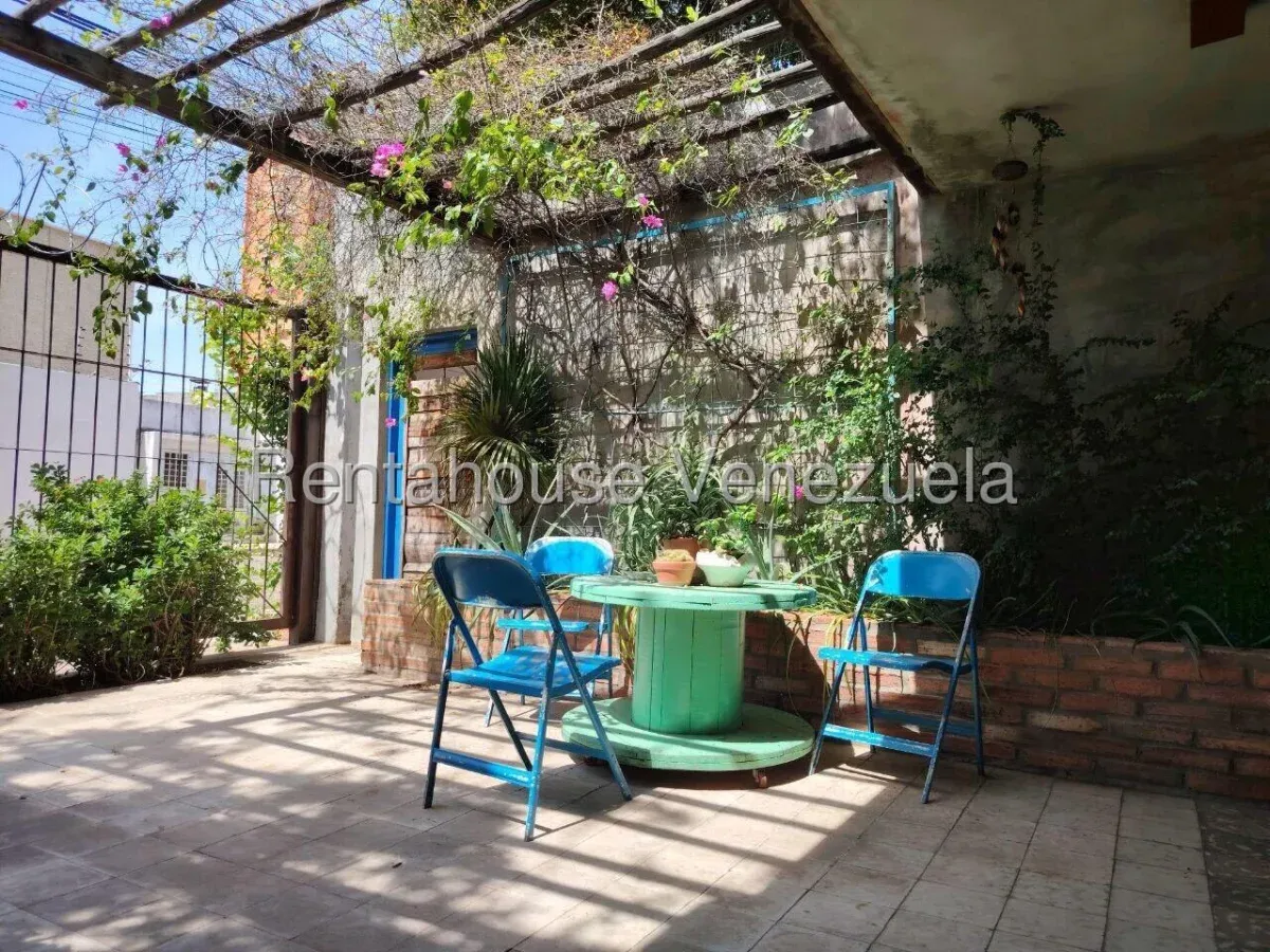Casa De 2 Plantas Con Estilo Rústico En Venta En Las Mercedes  - 5