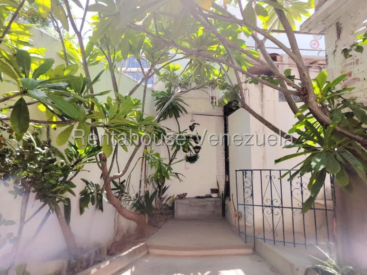 Casa De 2 Plantas Con Estilo Rústico En Venta En Las Mercedes  - 19