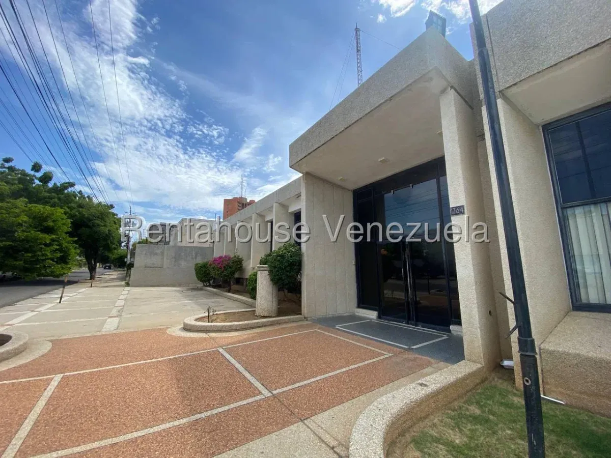 Amplia Casa Comercial Con Gran Oportunidad En VENTA En Paraíso 