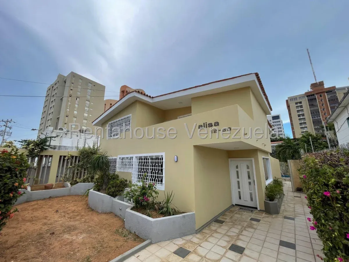 Amplia Casa Quinta Con Potencial Comercial o Residencial En Alquiler En Tierra Negra