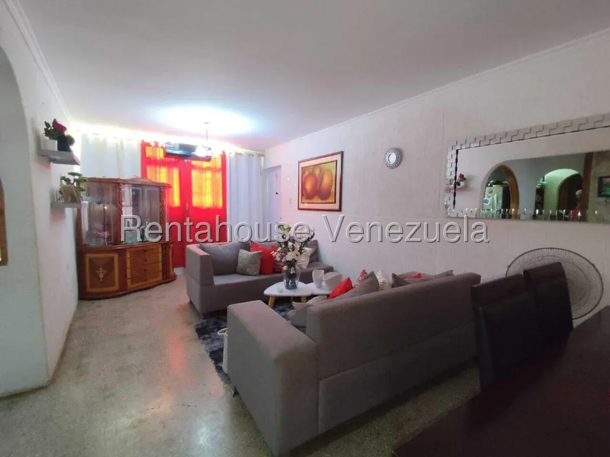 Cómodo Apartamento En Venta En Raul Leoni  - 5