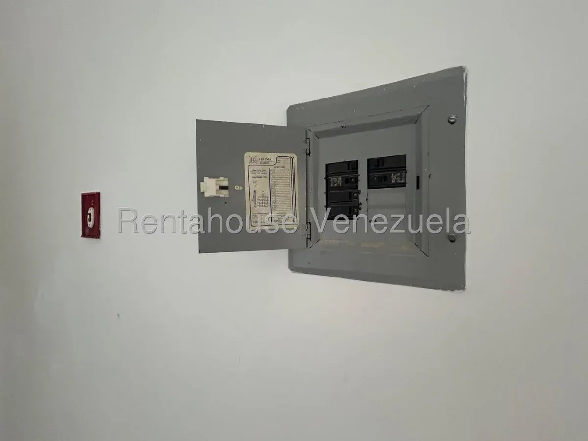 Local Comercial En ALQUILER En La Av Milagro Norte  - 3
