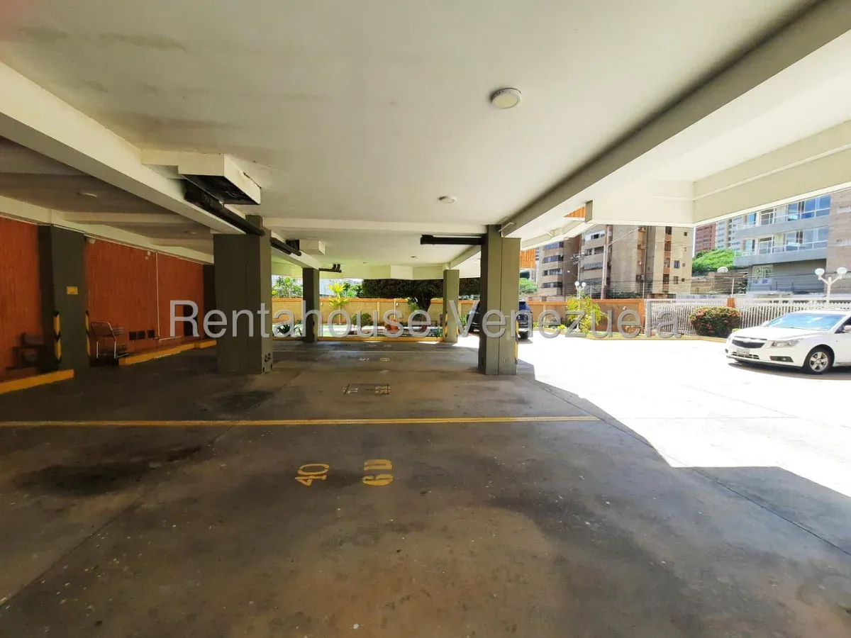 Apartamento Amoblado En ALQUILER En La Av El Milagro - 13