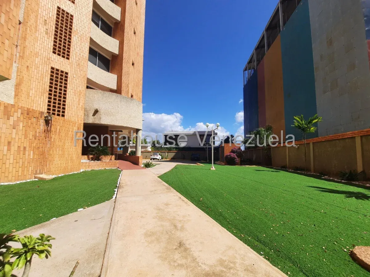 Apartamento Amoblado En ALQUILER En La Av El Milagro - 15