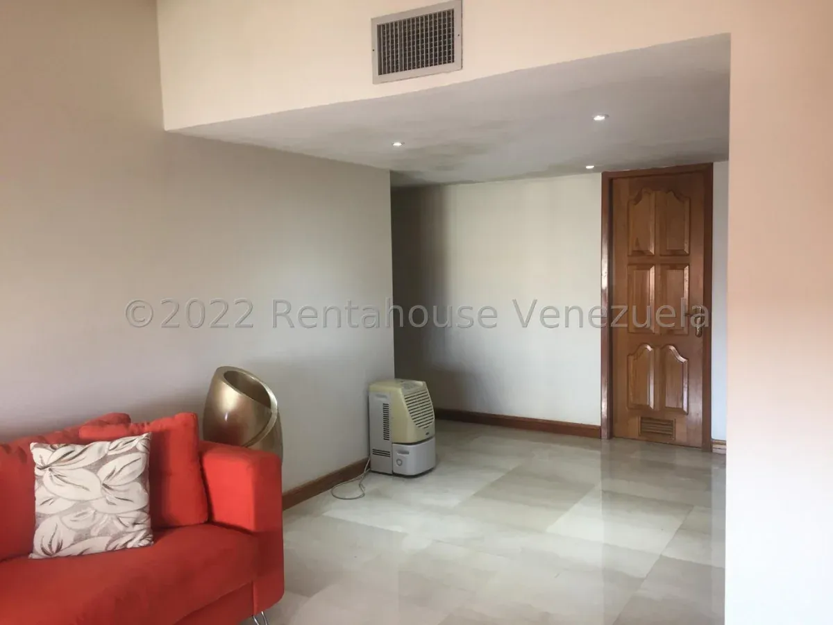 Apartamento Con Pozo Y Planta Eléctrica En Venta, Sector La Lago  - 9