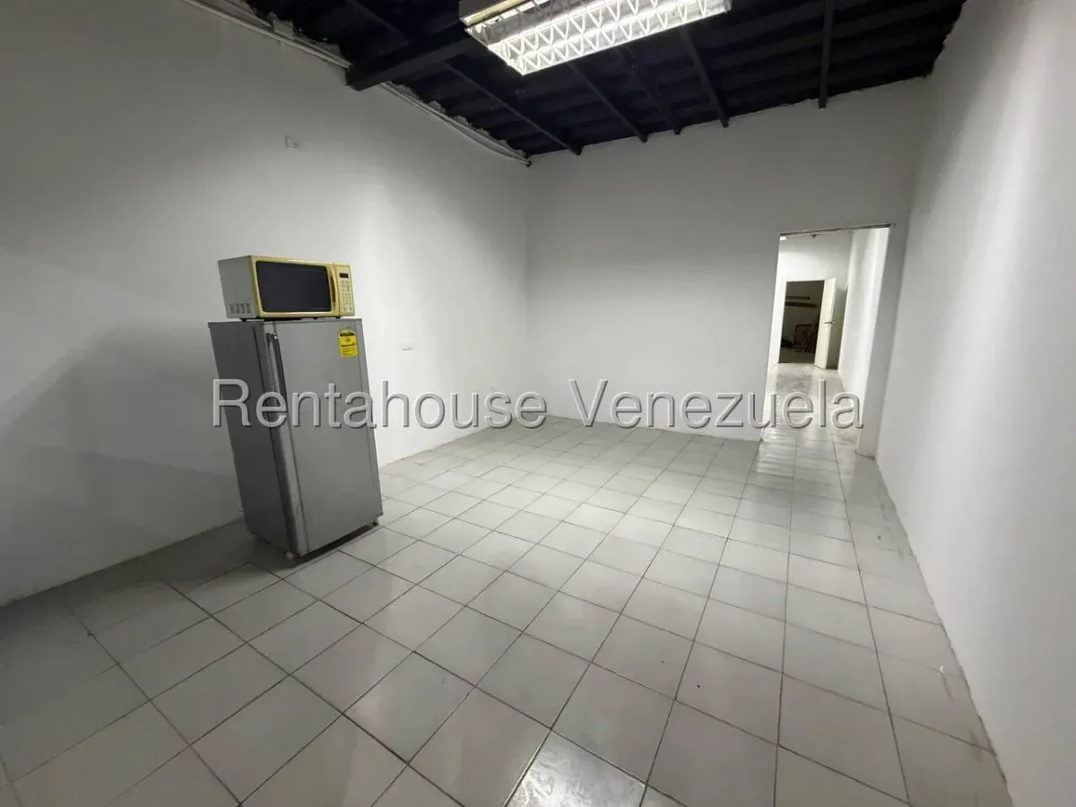 Amplio Local Comercial En Alquiler En Las Delicias  - 10