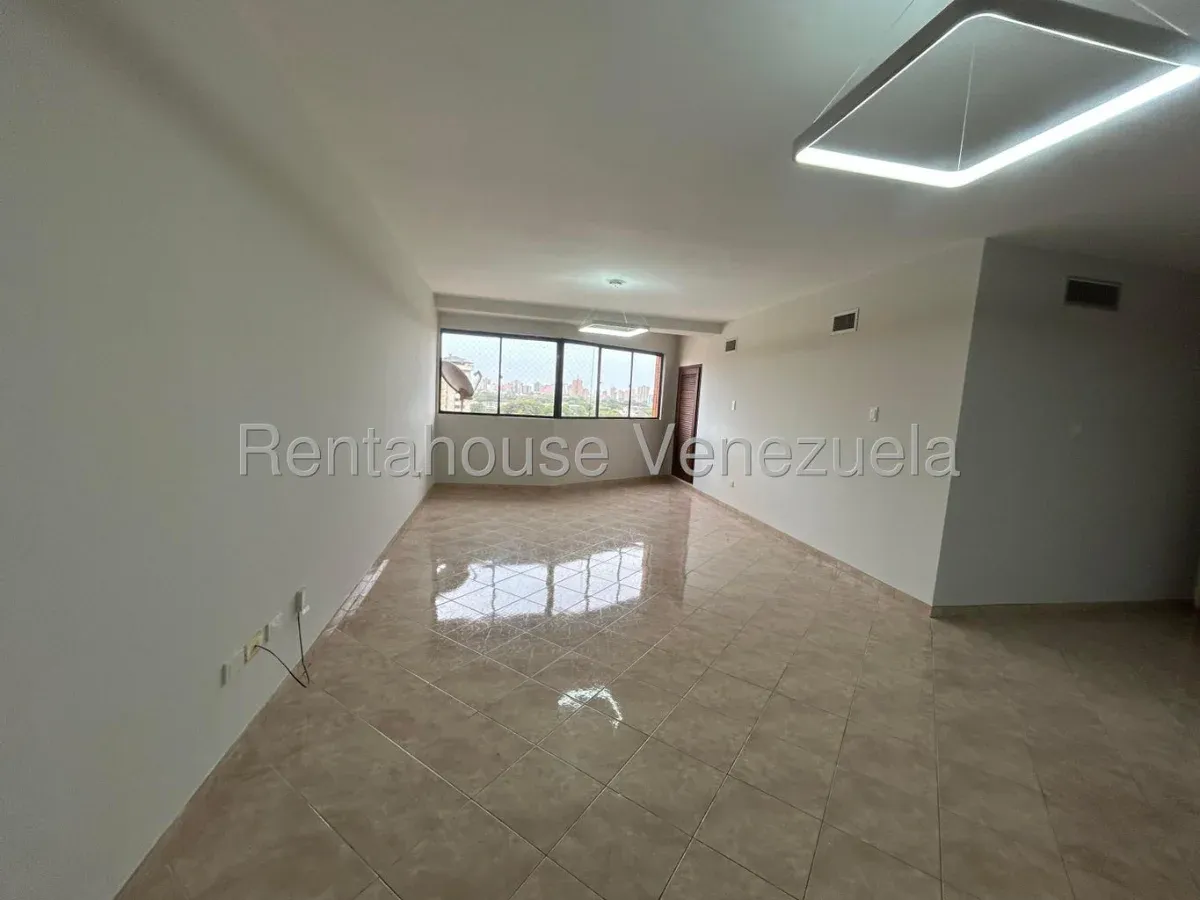Amplio Apartamento En Alquiler Con Pozo y planta eléctrica, Sector Tierra Negra - 3