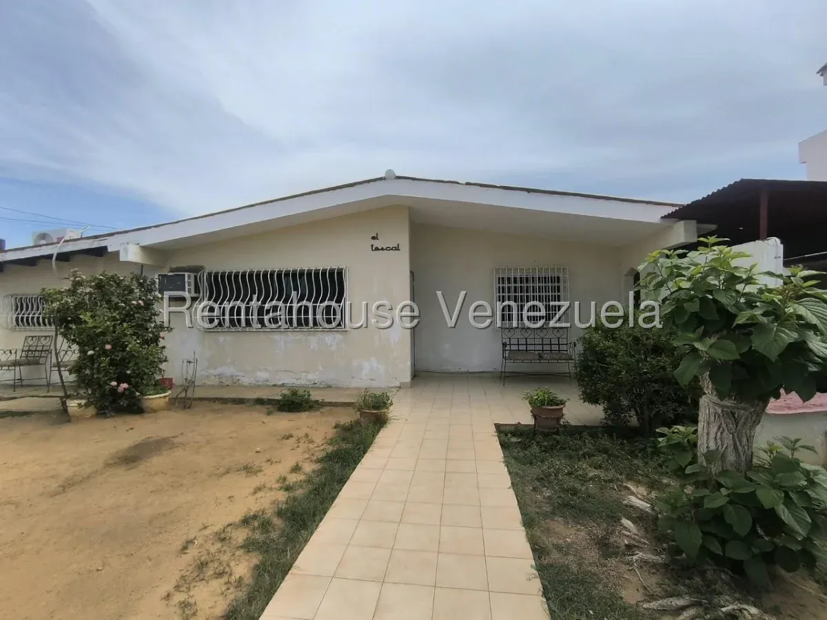 Casa Para Remodelar En Venta En El Pilar - 2