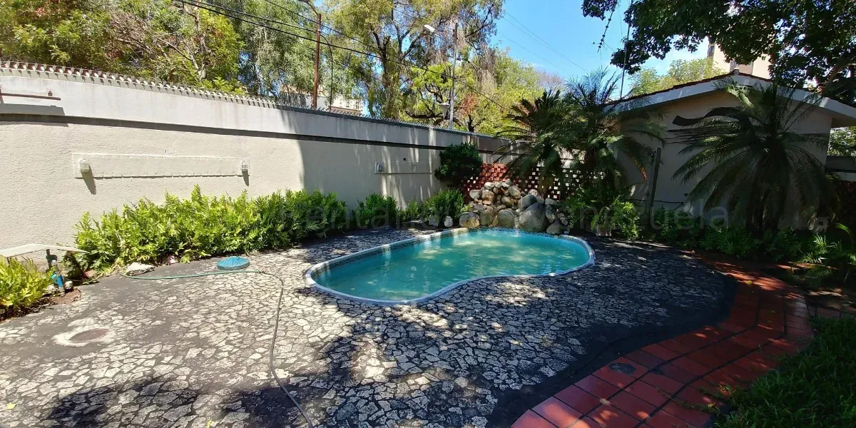 Amplia Casa En Venta En Juana De Avila  - 19