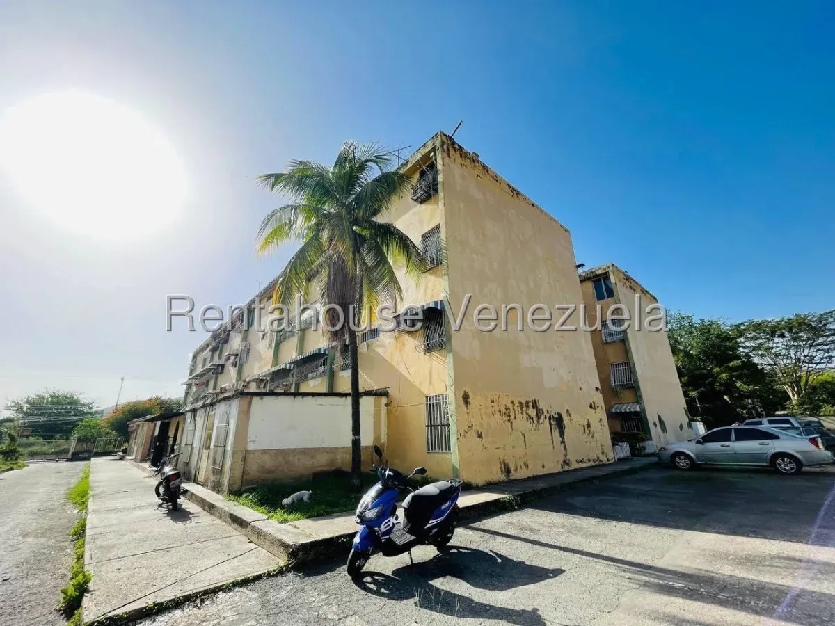 Hermoso Apartamento en Venta Res. Turmero Calle Camilo Torres, Turmero, Edo. Aragua