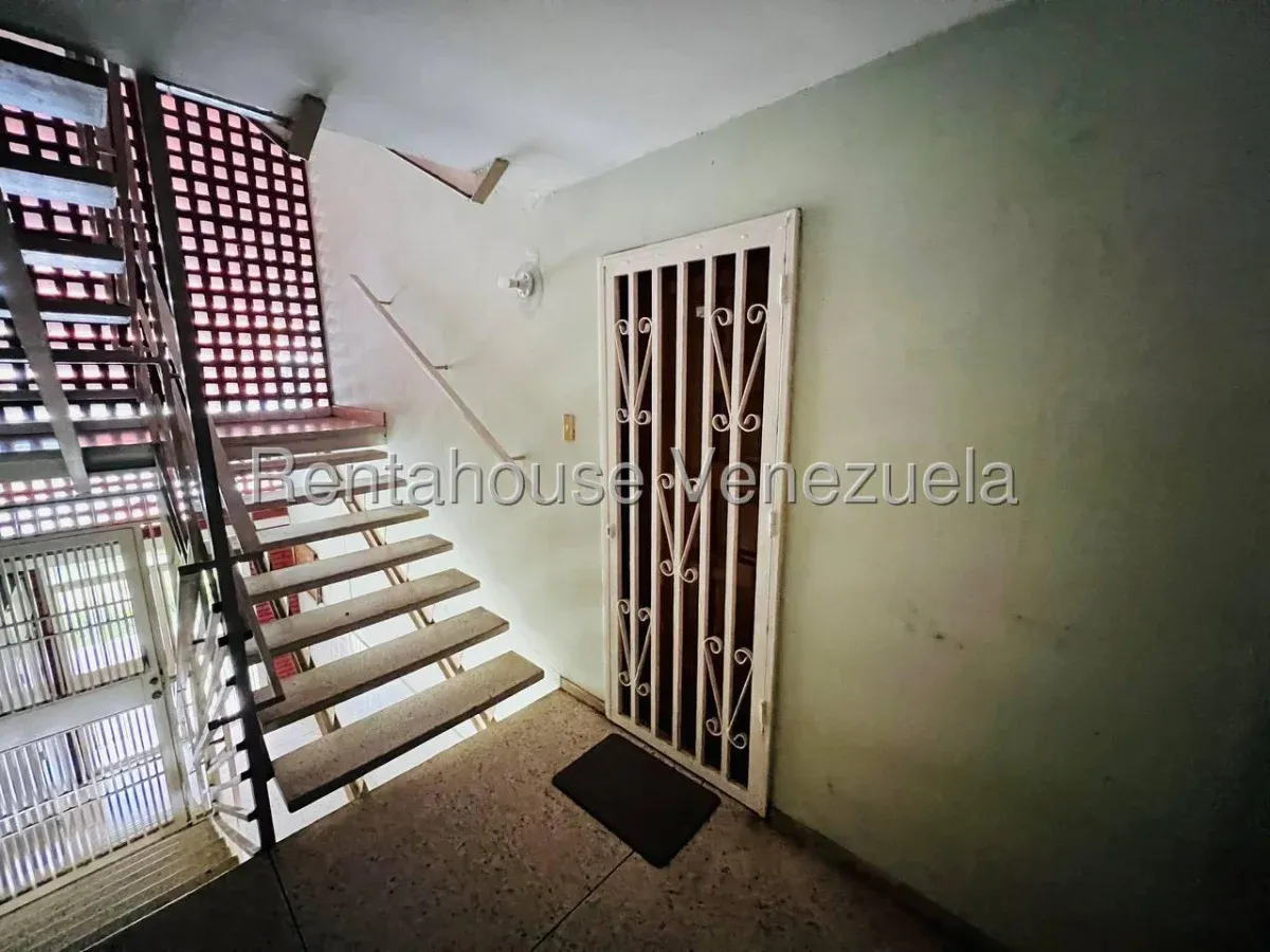 Cómodo Apartamento en Venta Urb. Fundación Mendoza II, Maracay - 2