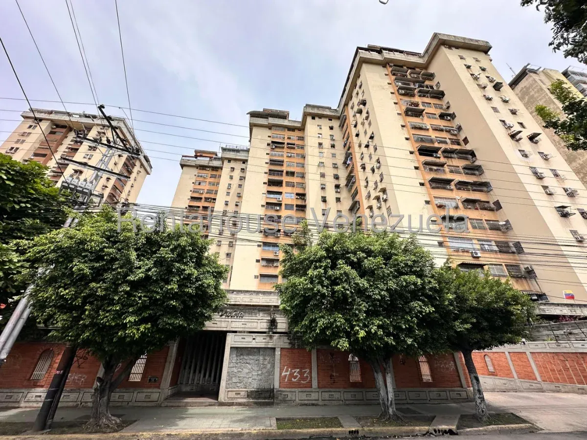 Excelente Oportunidad de Inversion Venta de Apartamento Urb. El Centro, Maracay.