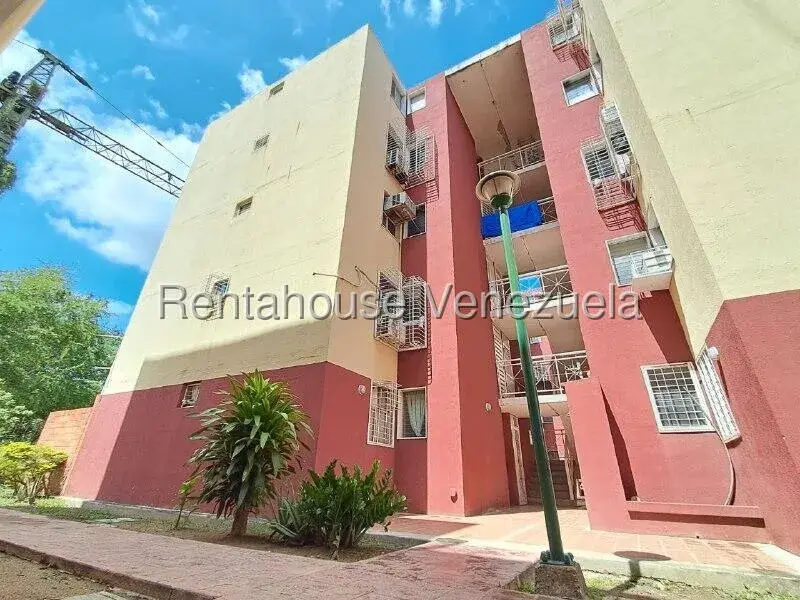 Practico Apartamento en Venta Urb. Parque Los Samanes, Av. Principal de Coropo, Aragua