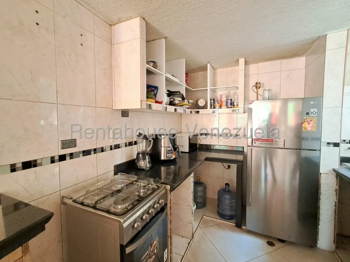 Practico Apartamento en Venta Urb. Parque Los Samanes, Av. Principal de Coropo, Aragua - 5