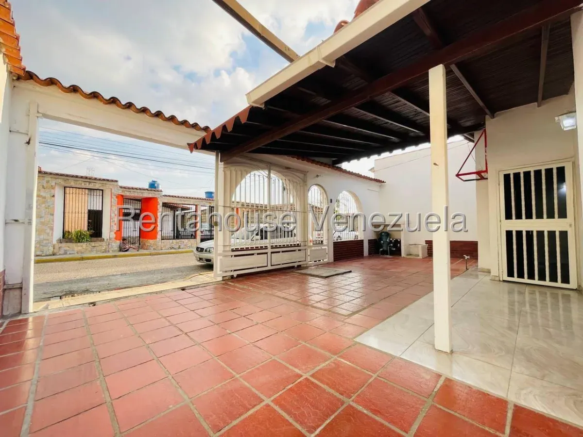 Acogedora Casa en Venta Conjunto Res Isacc Oliveira, Av. Intercomunal Turmero Maracay