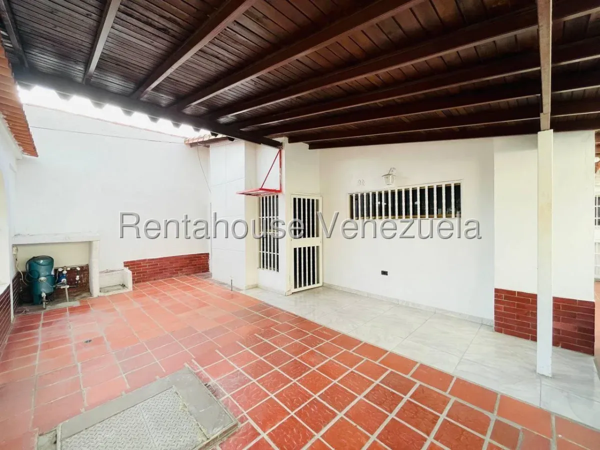 Acogedora Casa en Venta Conjunto Res Isacc Oliveira, Av. Intercomunal Turmero Maracay - 24