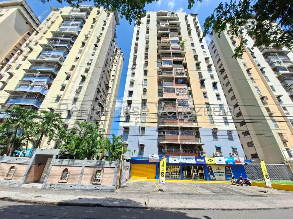 Comodo Apartamento en Venta Urb. El Centro, Maracay
