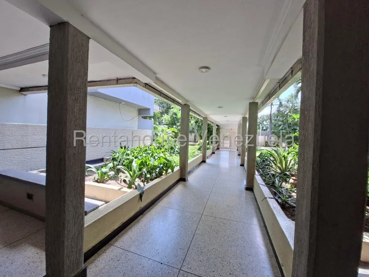 Comodo Apartamento en Venta Urb. El Centro, Maracay - 2