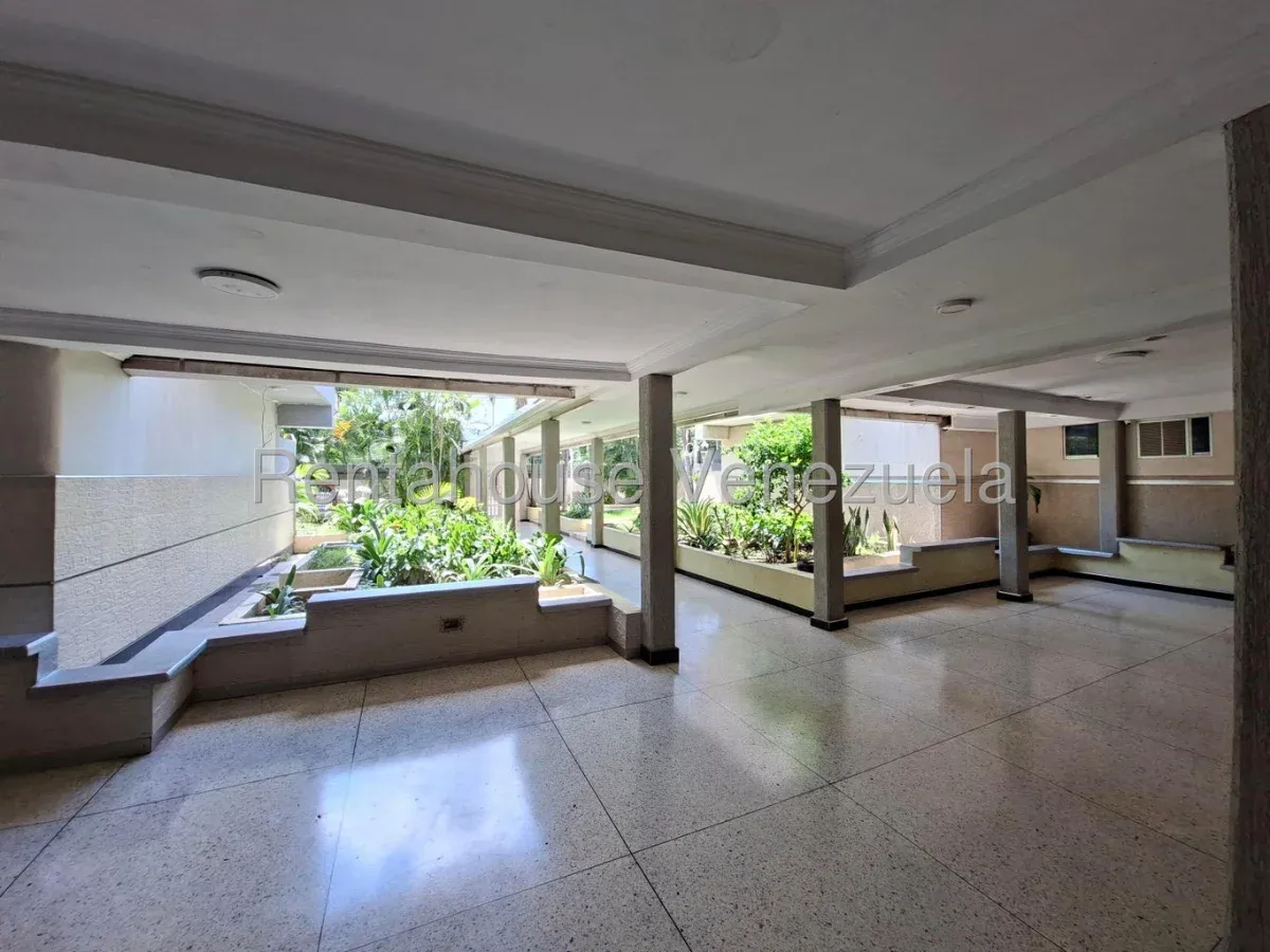 Comodo Apartamento en Venta Urb. El Centro, Maracay - 3
