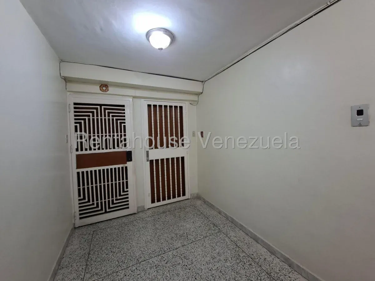 Comodo Apartamento en Venta Urb. El Centro, Maracay - 5