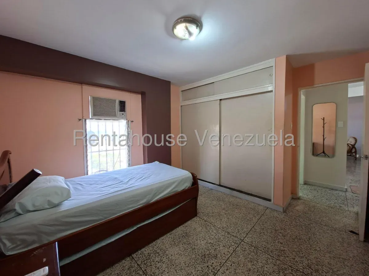 Comodo Apartamento en Venta Urb. El Centro, Maracay - 14