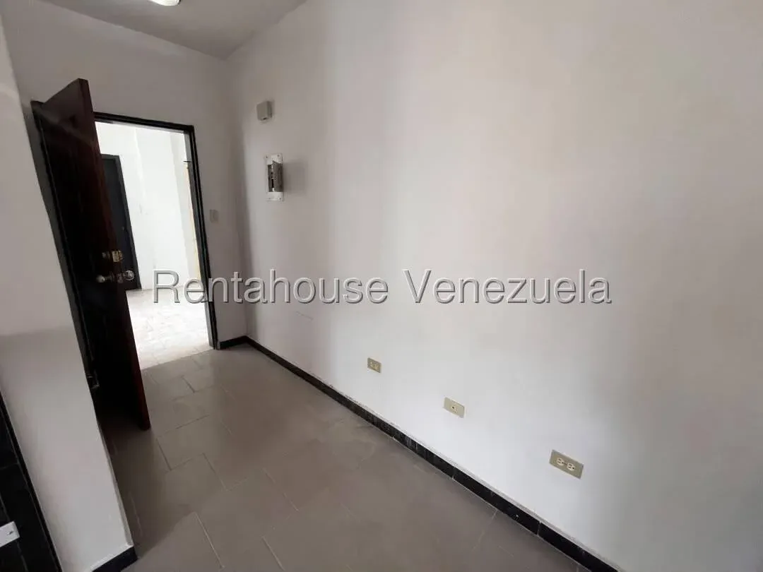 Cómodo Apartamento en Venta Urb Santa Barbara Suites, Avenida Principal Coropo Santa Rita Maracay - 2