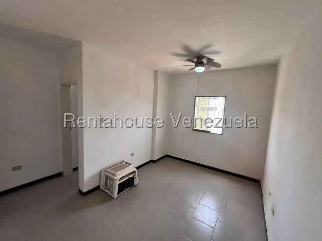 Cómodo Apartamento en Venta Urb Santa Barbara Suites, Avenida Principal Coropo Santa Rita Maracay - 11
