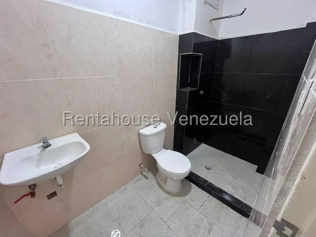 Cómodo Apartamento en Venta Urb Santa Barbara Suites, Avenida Principal Coropo Santa Rita Maracay - 16